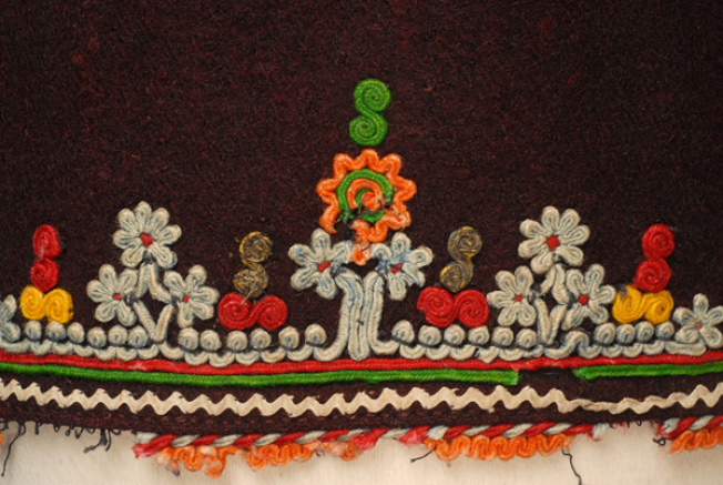 Detail of the applique decoration at the border: commercially available braids, klarakia (twigs) and salingaria (snails) with gaitania.