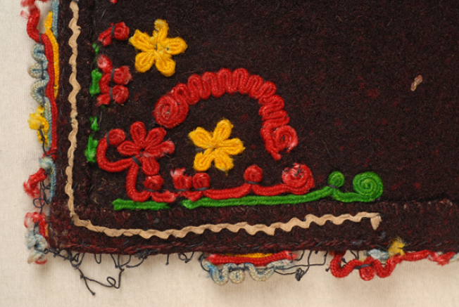 Detail of the applique decoration on the inside of the front corner.