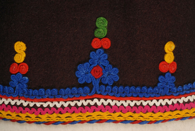 Detail of the applique decoration at the border: purchased elements, klarakia (twigs) and salingaria (snails) with gaitania.