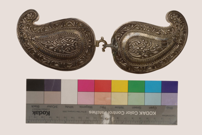 Silver zouna, hammered leaf-shaped buckle with embossed decoration