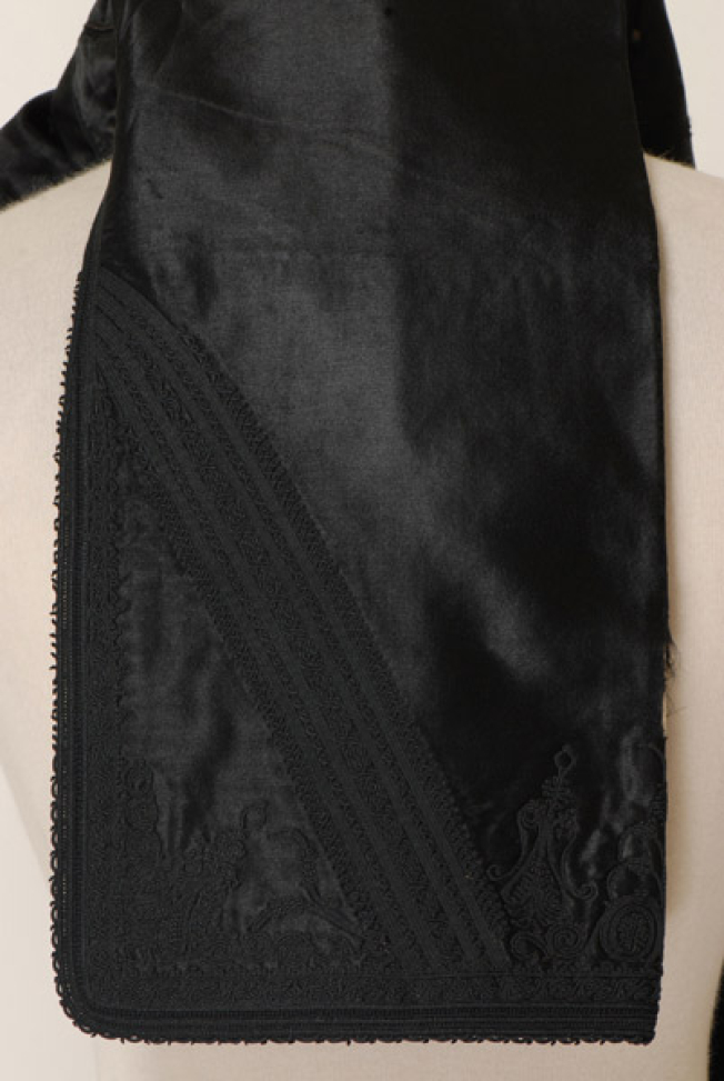 Μανίκι, διακόσμηση με μαύρο κορδονέτο