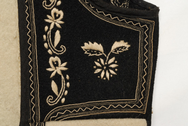 Front embroidery of the breast 