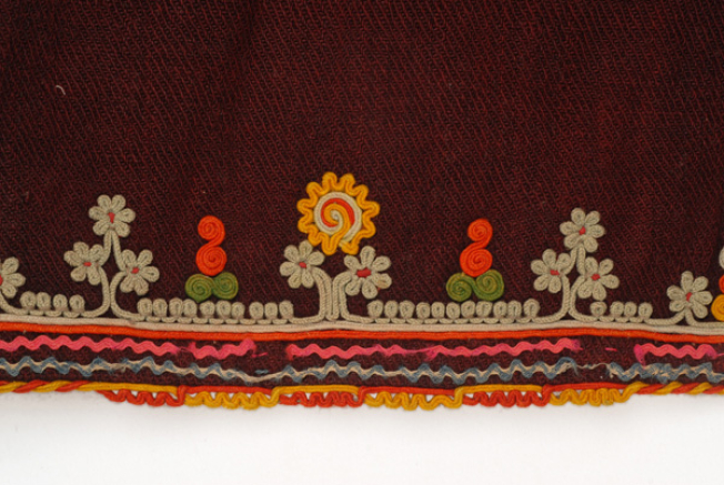 Detail of the applique decoration at the border: commercially available braids, klarakia (twigs) and salingaria (snails) with gaitania.