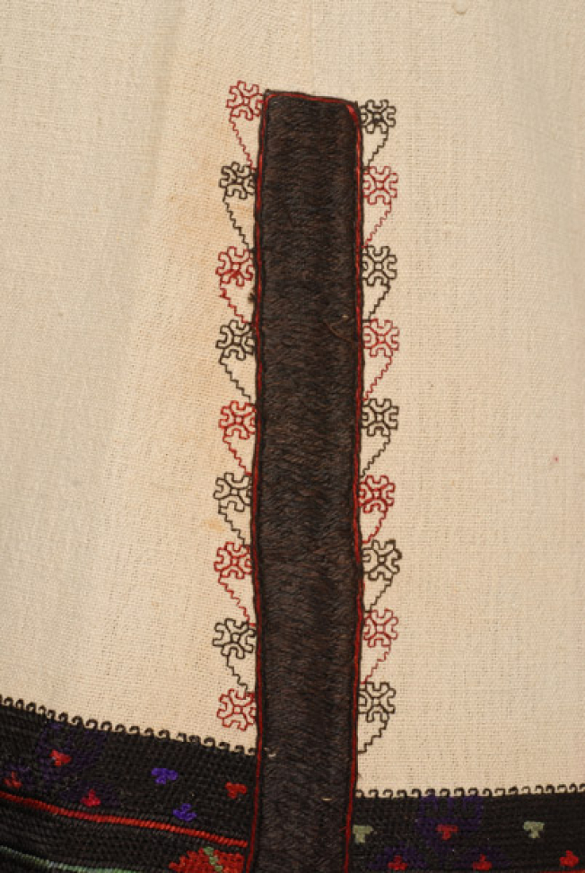 Seam, embroidered joint trimmed with floral motifs