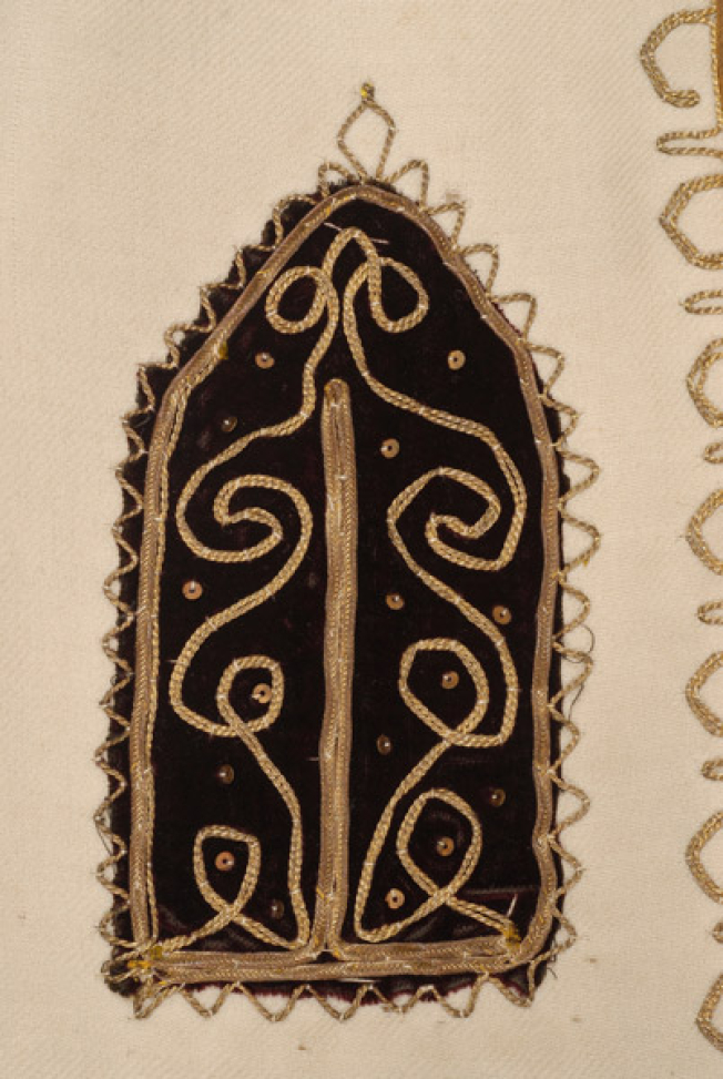 Gold embroidery of the front velvet at the front panel 