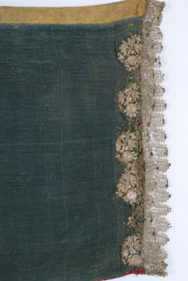 Embroidery and lace of the sleeve
