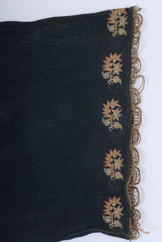Embroidery at the edge of the sleeve