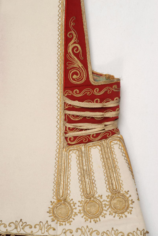 Embroidery at the back and at the bottom of the opening of the arm