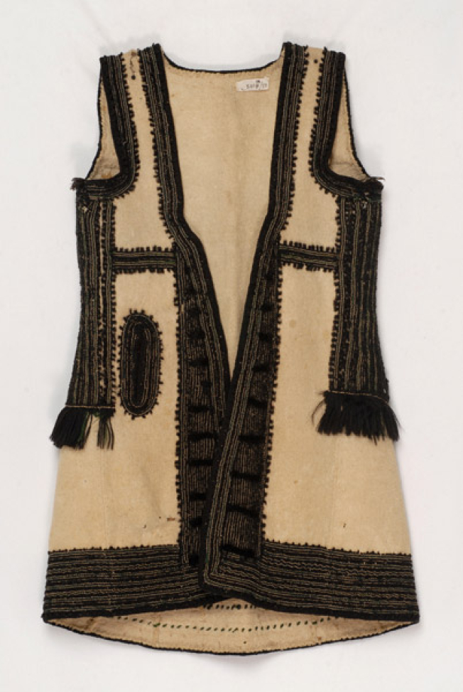 Sigouna made of whitish fullen wool fabric embroidered with black and green wool strimmata