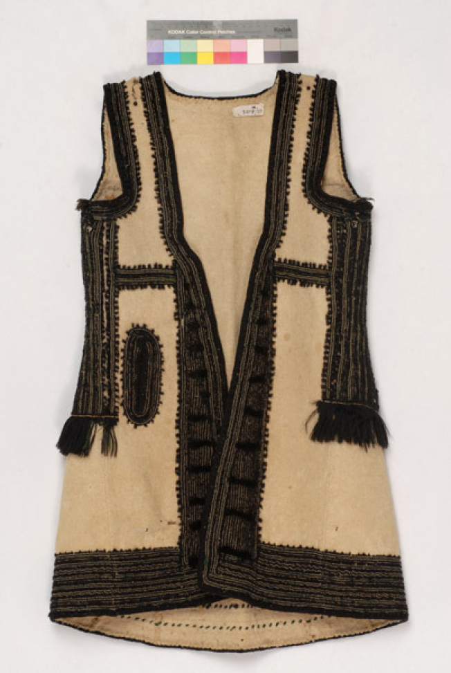 Sigouna made of whitish fullen wool fabric embroidered with black and green wool strimmata