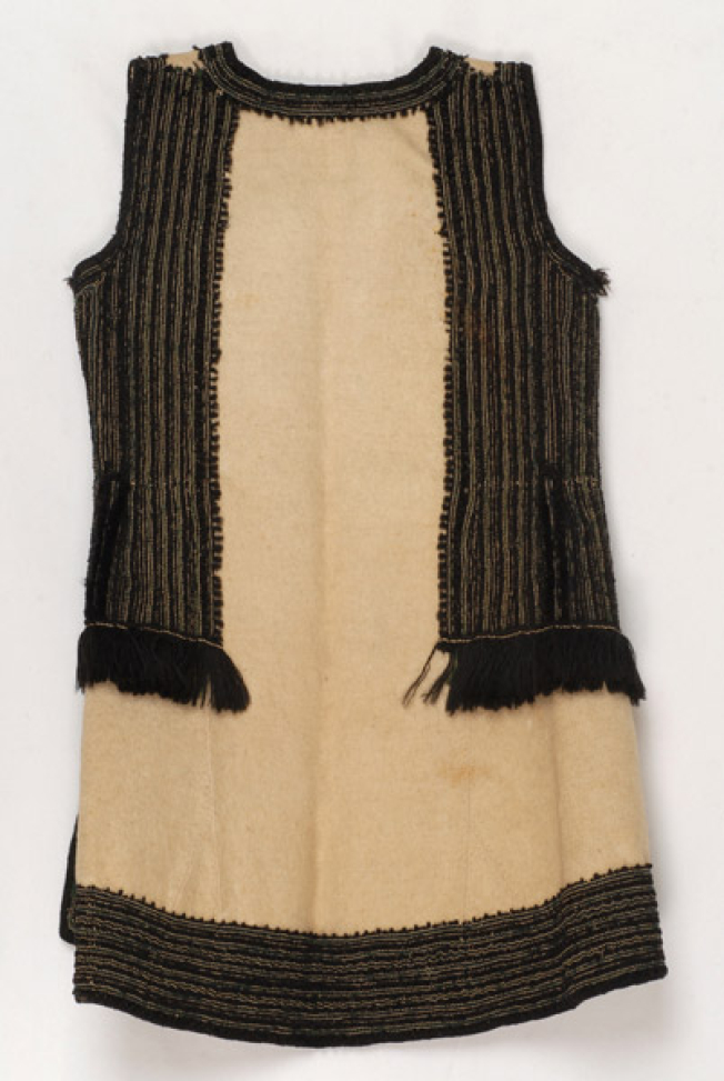 Sigouna made of whitish fullen wool fabric embroidered with black and green wool strimmata, back