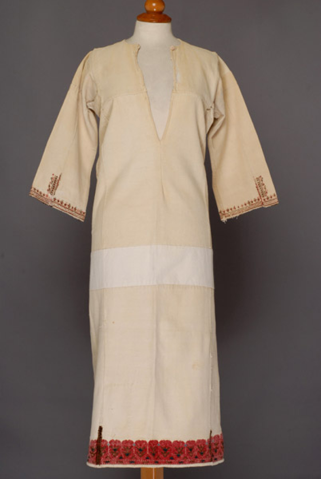 Koumiss' poustolia, women's chemise worn by unmarried women