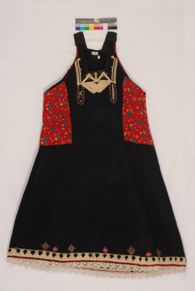 Tsoukna, sleeveless foustani (dress)