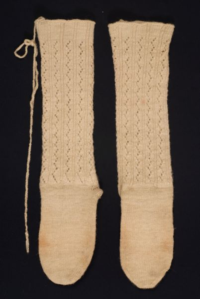 Ts'rapia or tsorapia, women's woollen stockings