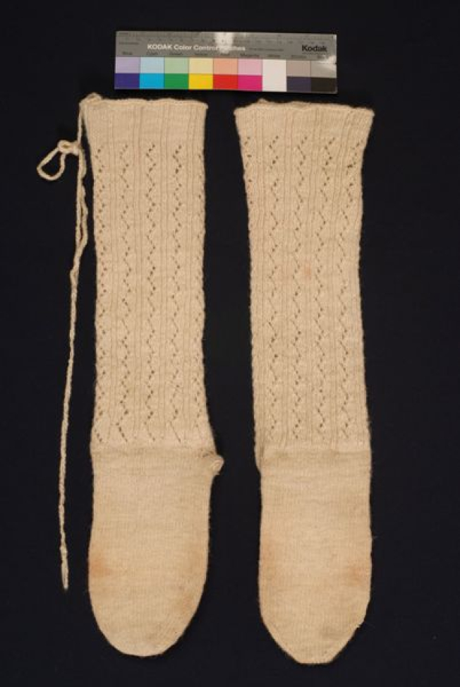 Ts'rapia or tsorapia, women's woollen stockings