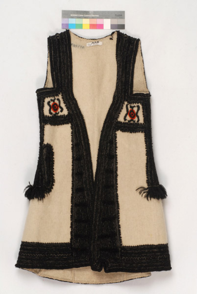 Sigouna made of whitish fullen wool fabrif embroidered with black wool strimmata