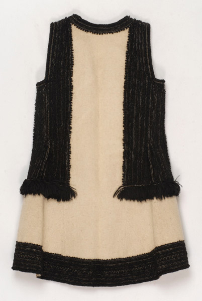 Sigouna made of whitish fullen wool fabrif embroidered with black wool strimmata, back