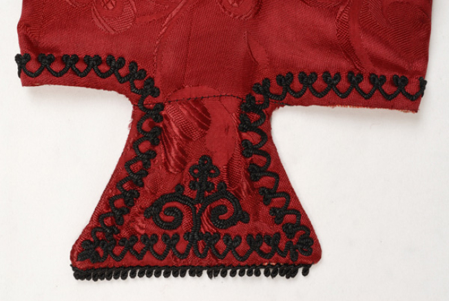 Limba (edge of the sleeve) detail of the decoration with black cordon