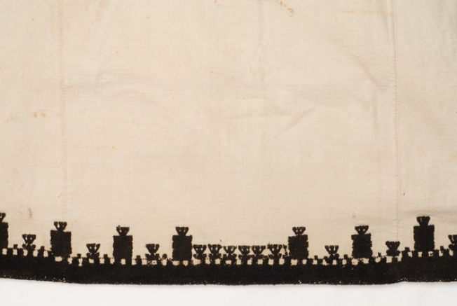 Embroidery at the front "mana"