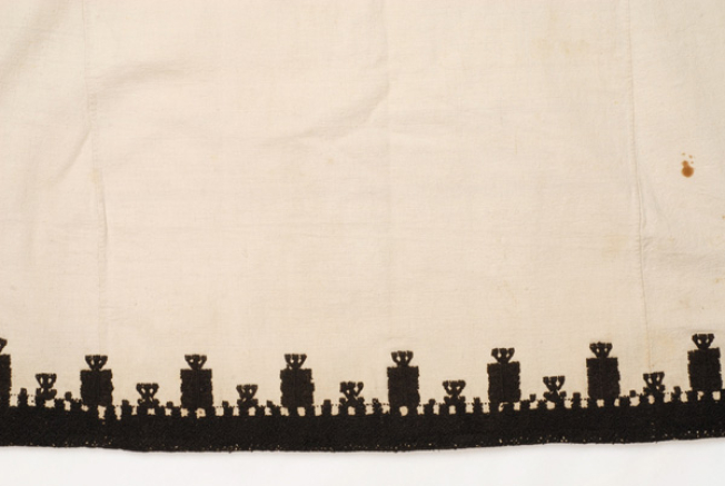 Embroidery at the back "mana"