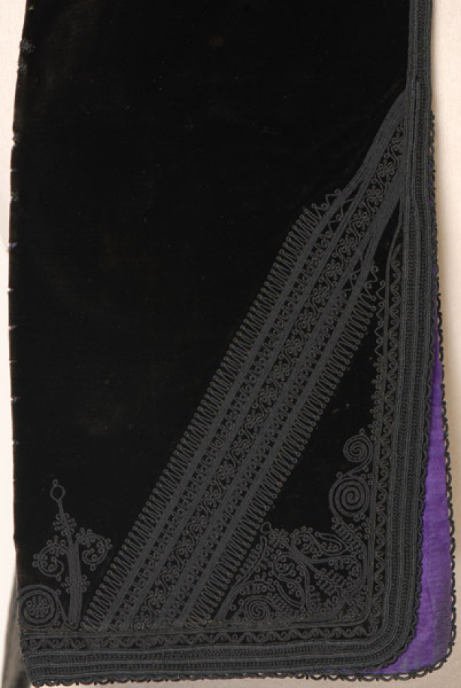 Sleeve, decoration with a black fine cordon
