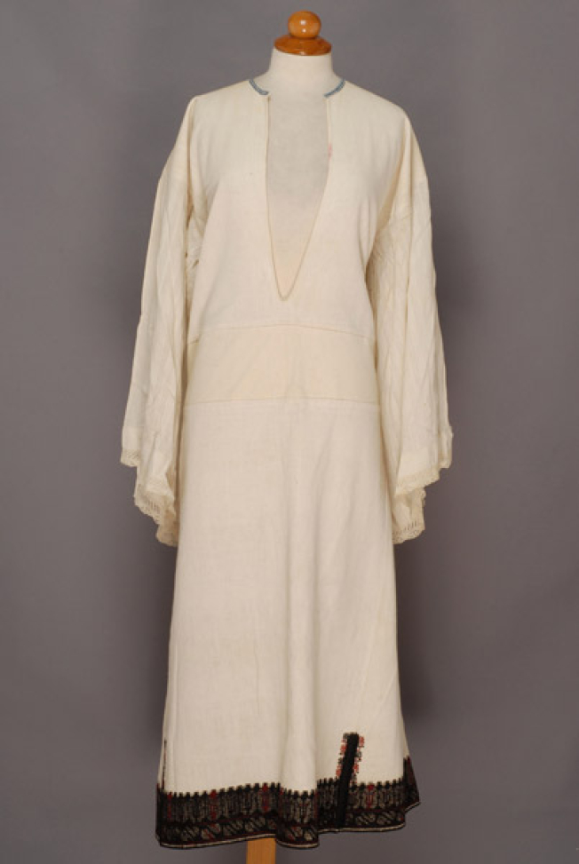 Festive pokamisso embroidered at the border with dark-coloured silk