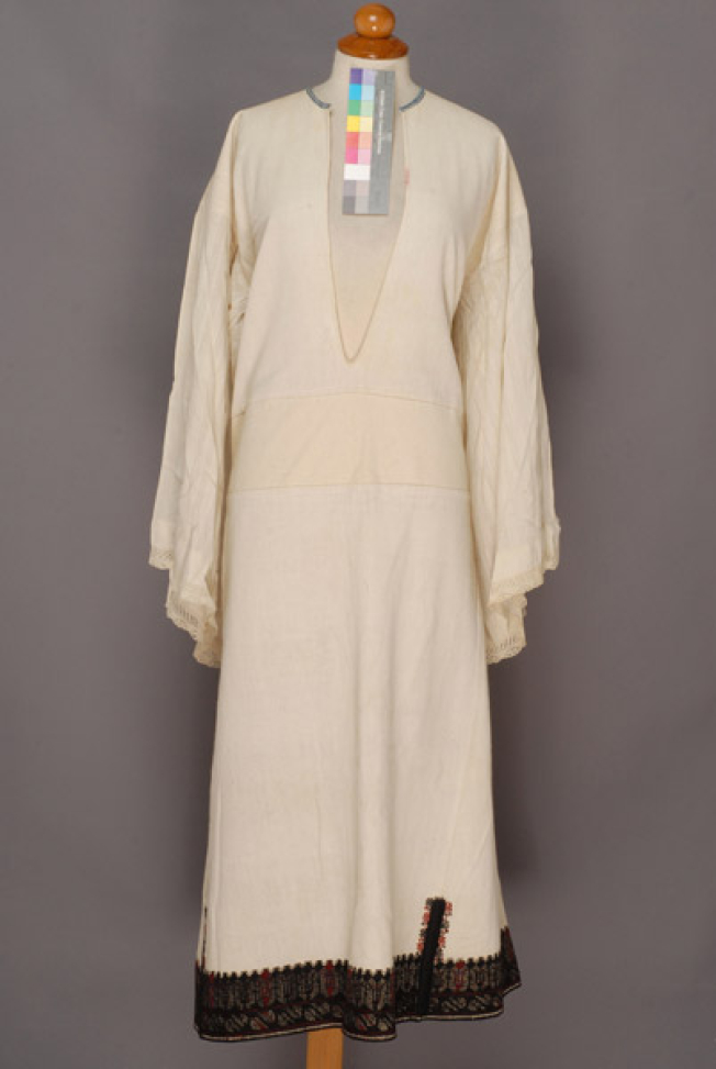 Festive pokamisso embroidered at the border with dark-coloured silk
