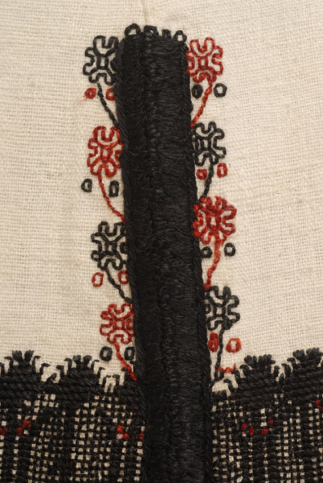 Seam, embroidered joint trimmed with two-coloured floral motifs