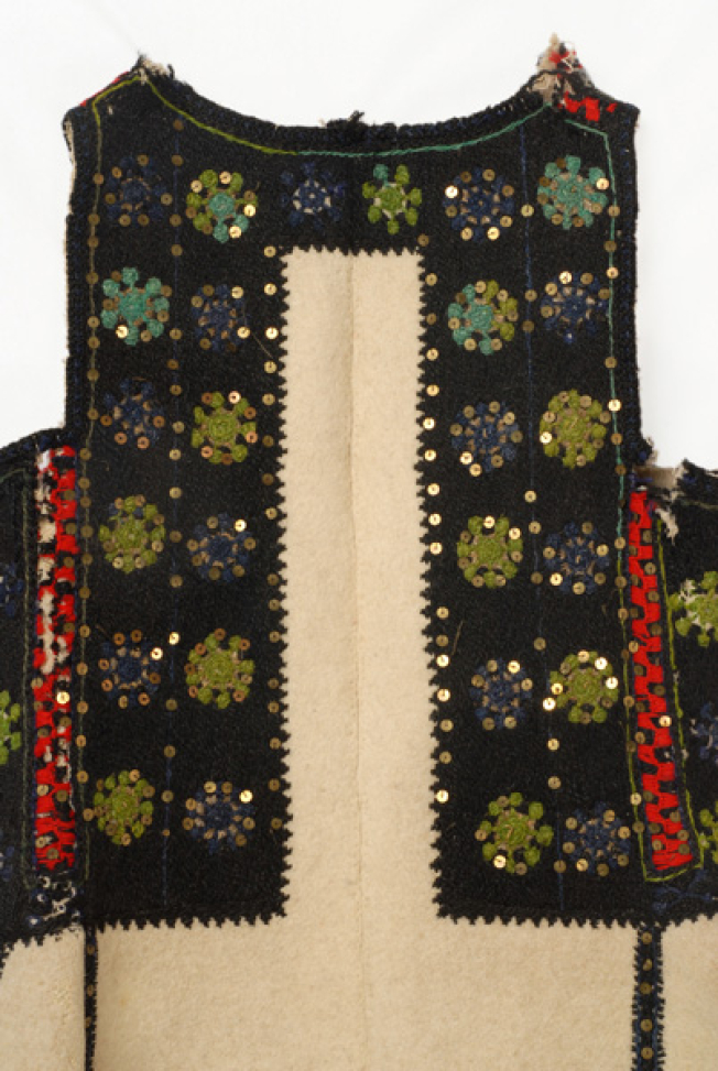 Embroidery at the back, red seam, side embroidery