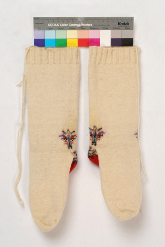 Stockings with mytoftera and ploumia (finery) at the heel and the ankle
