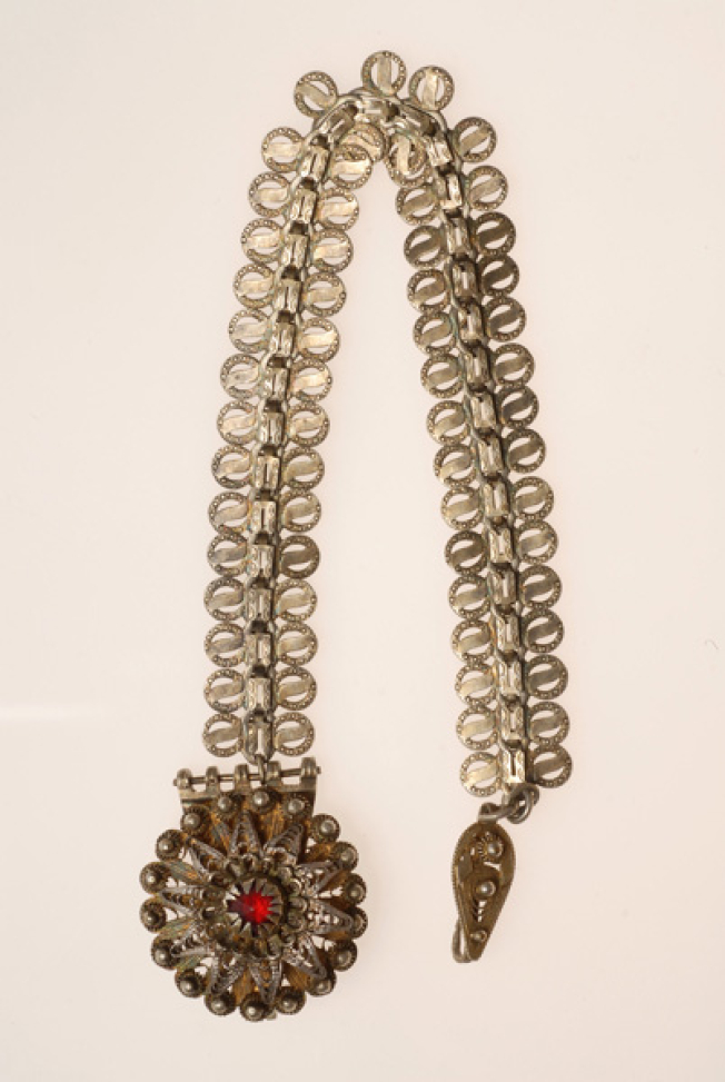 Moni kefalokobtsa, chained head ornament with a wiry rosette, with a red stone 