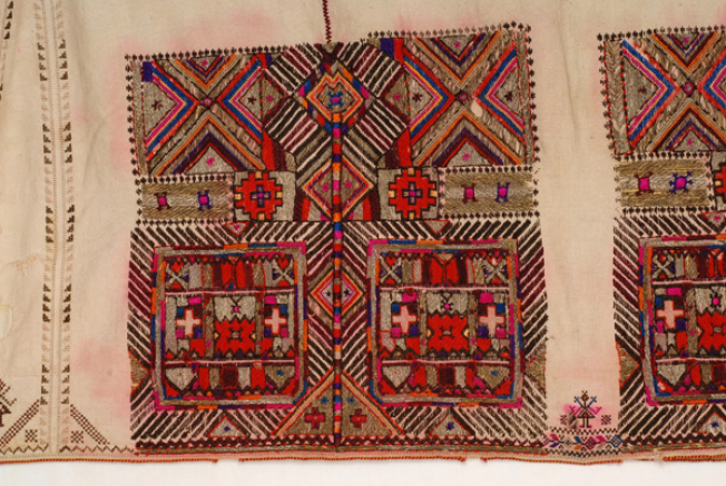 Square embroidery at the border