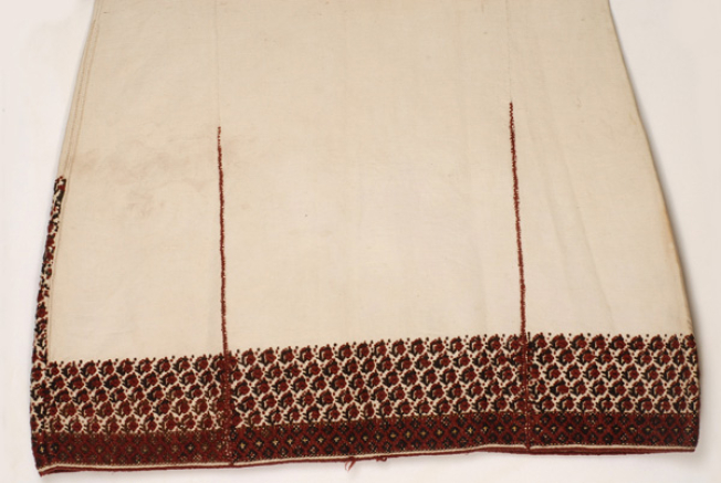Chemise border, back