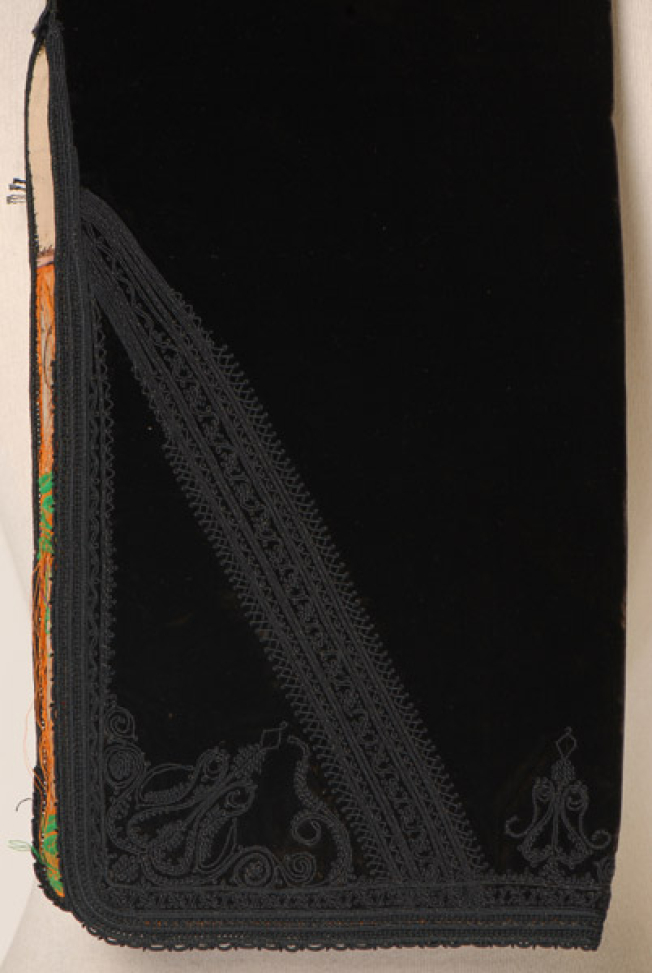 Sleeve, decoration with black fine cordon