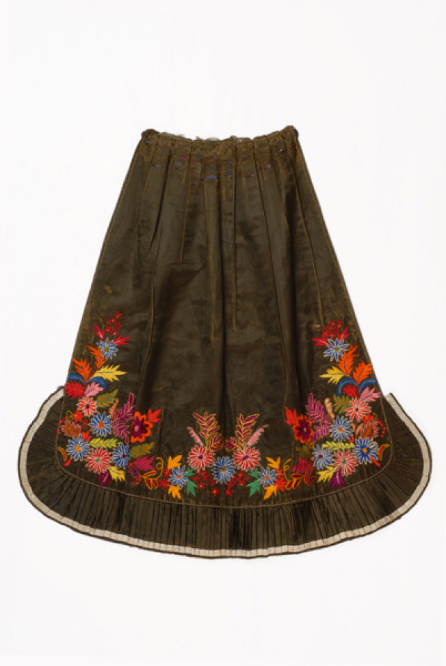 Apron made of khaki sastin embroidered with multicoloured silk threads and soie floche (slightly twisted silk thread)