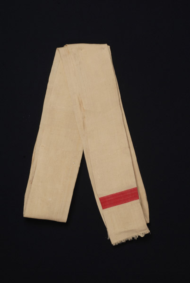 Linen, safradiasmeni ombolia with the rouses at the edges