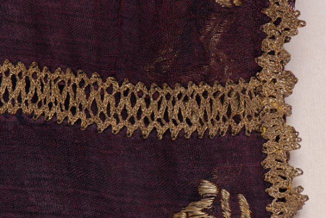 Sleeve, detail of the lacy band