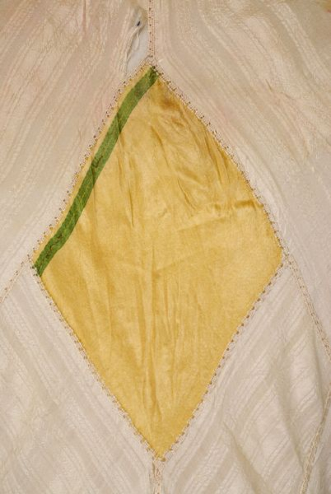 Γυναικείο πουκάμισο Θάσου, διακοσμητικές βελονιές γύρω από την κάτω ένωση του μανικιού