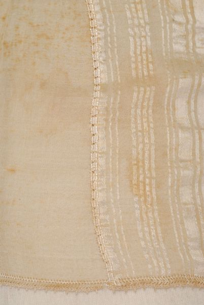 Γυναικείο πουκάμισο Θάσου, διακοσμητικές βελονιές γύρω από την κάτω ένωση του μανικιού