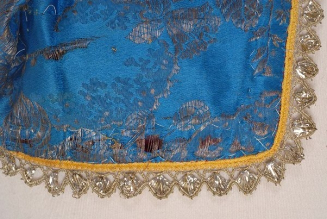 Brocaded fabric of the sleeve