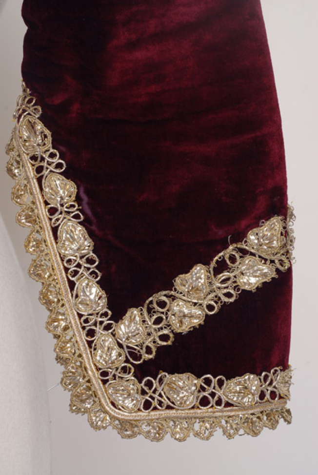Golden decoration of the sleeve
