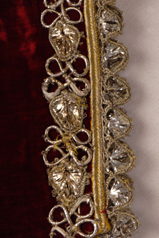Gold edging of the sleeve