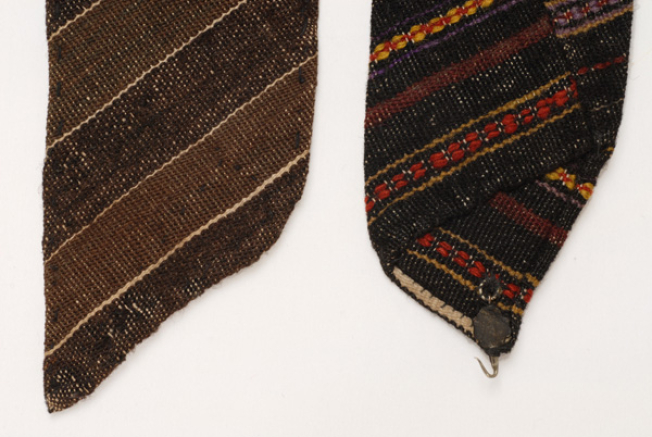 The two ends of the sash: reverse side