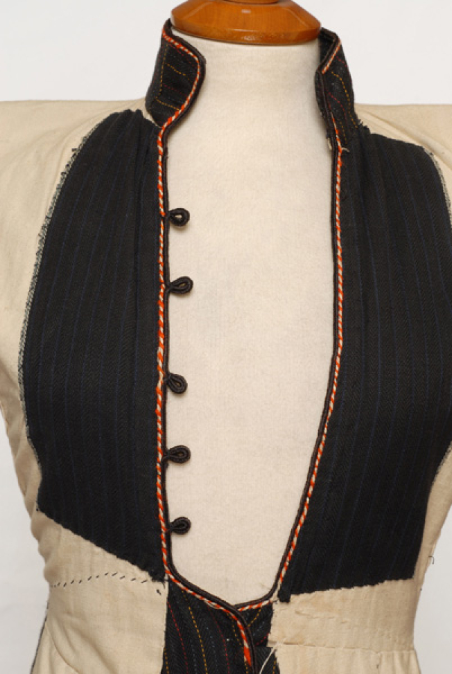 Opening of the plastron and collar