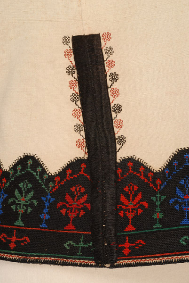 Seam, embroidered joint trimmed with floral motifs