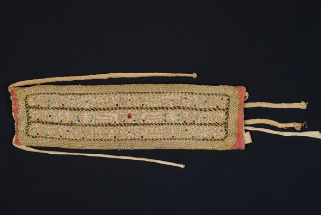 Chrysomantilo, head band embroidered with pearls