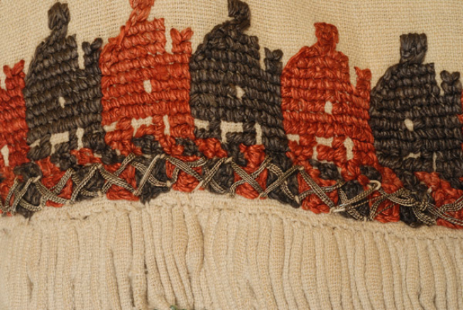 Detail of the joint of the sleeve and the bodice (applique fillet)