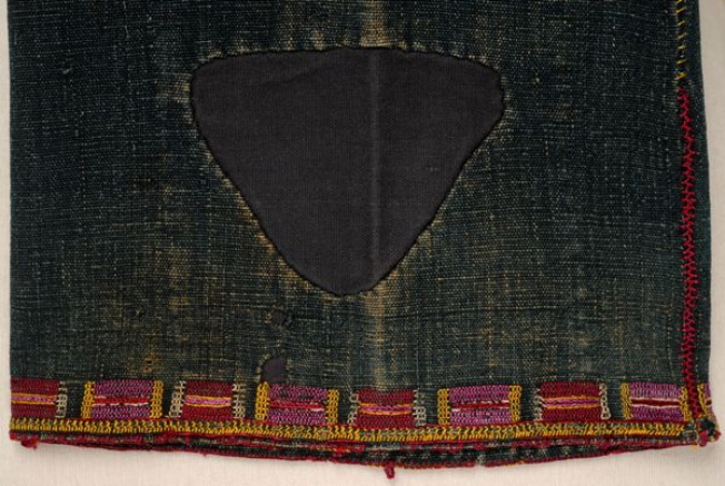 Detail of the embroiderd decoration at the sleeve border: horizontal rows, rectangles and mertza at the joint