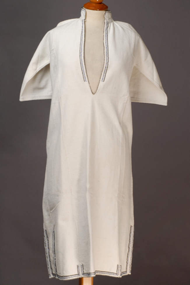 White, handwoven cotton chemise with straight collar decorated with blue and black beads