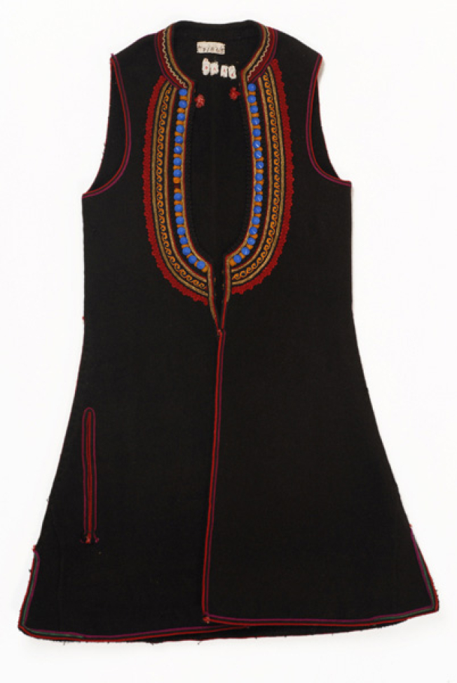 Wollen sigouna, sleeveless overcoat made of saddle blanket and decorated with cordons and buttons